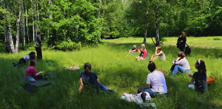 Malowanie intuicyjne na trawie